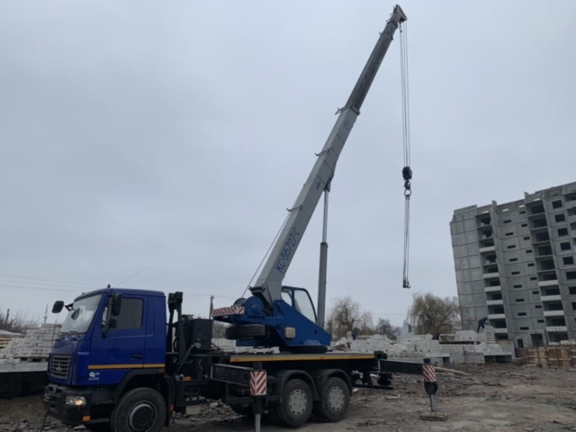 Монтаж блоков краном 28 метров стрела