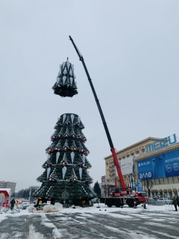 Работа автокрана 50 тонн на главной елке города